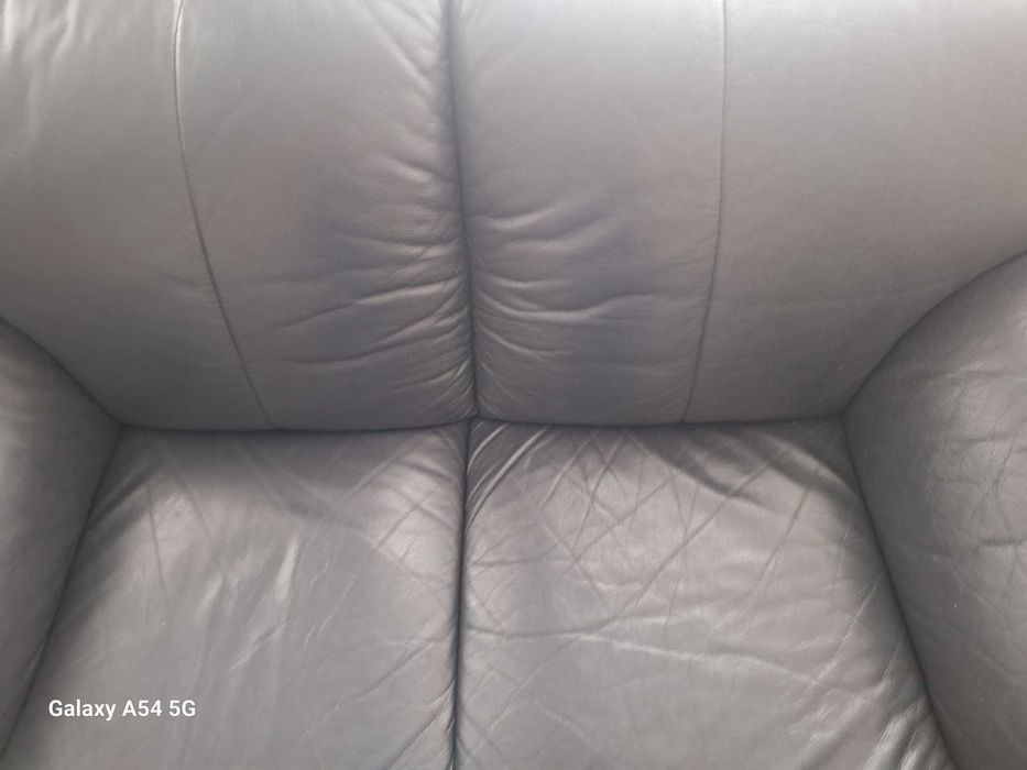 Duas Sofas de pele e mobilha para TV