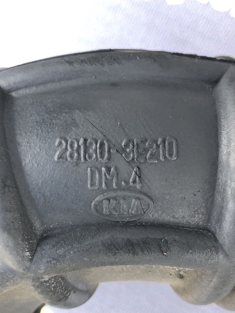 Патрубок повітряного фільтра Kia Sorento 2.5 281303e210