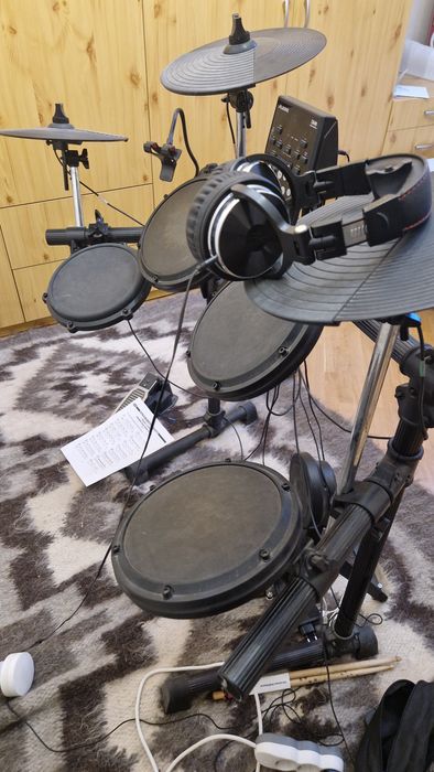 Барабанна установка Alesis dm6 drum module 
Розкажи про цю барабанну у