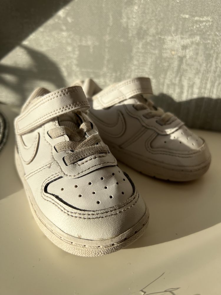 Белые кроссовки Nike 21р