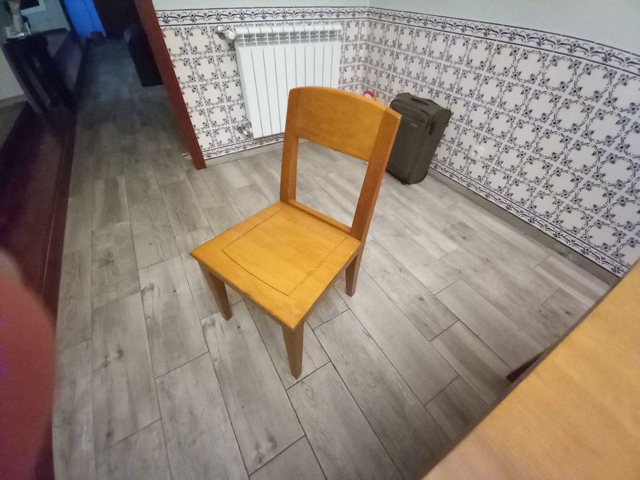 mesa e cadeiras em faia