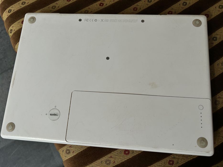 MacBook A1181 13"do renowacji albo na czesczi zamienne