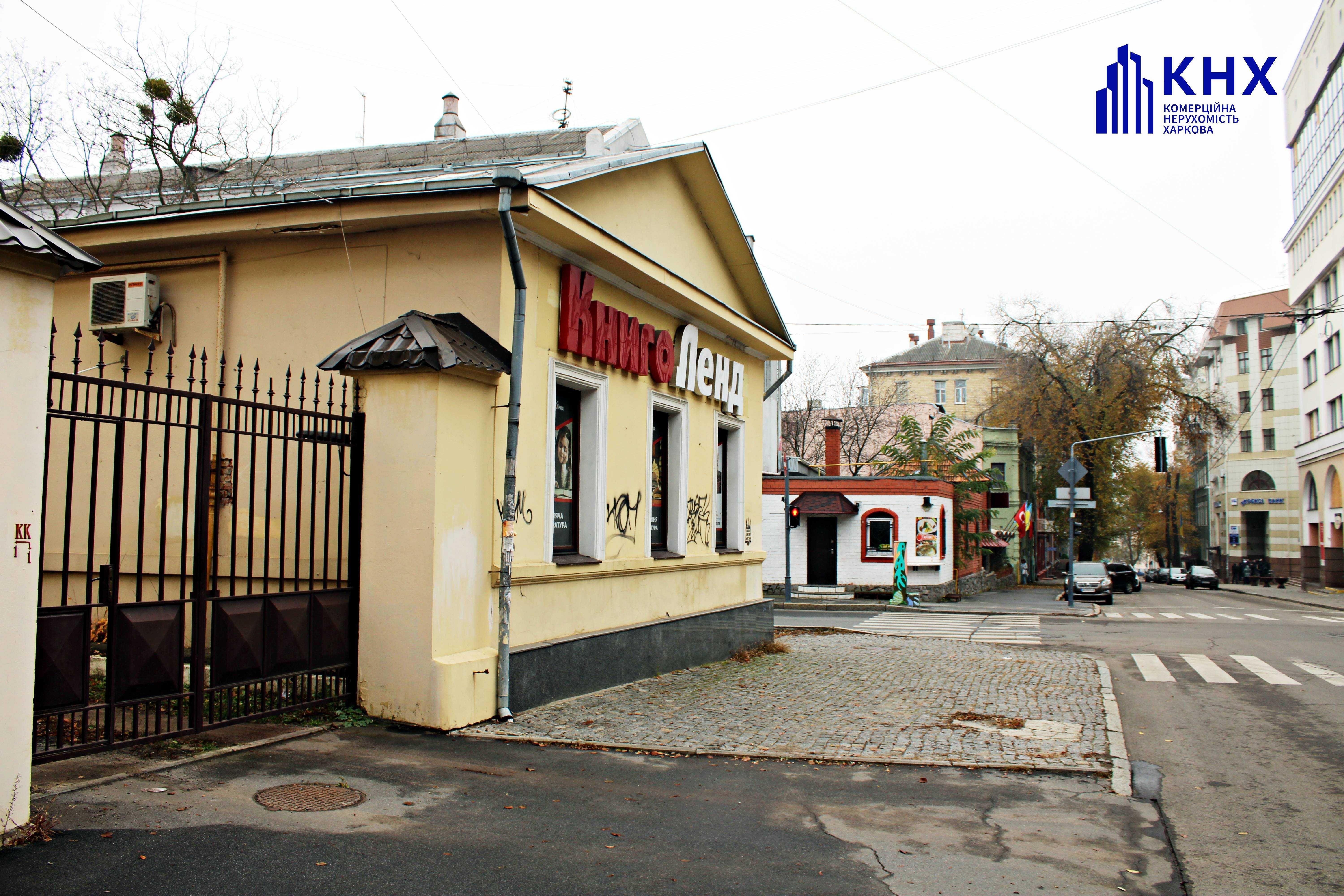 Магазин з кутовим фасадом у центрі міста. Дзеркальний струмінь
