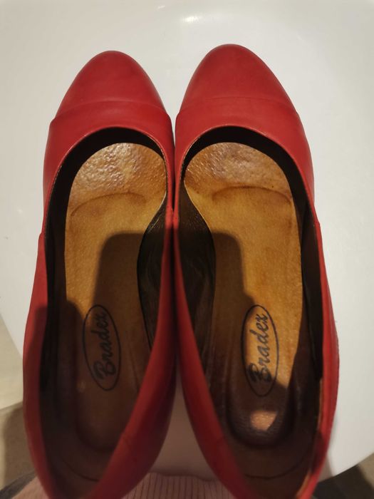 Buty czerwone na koturnie