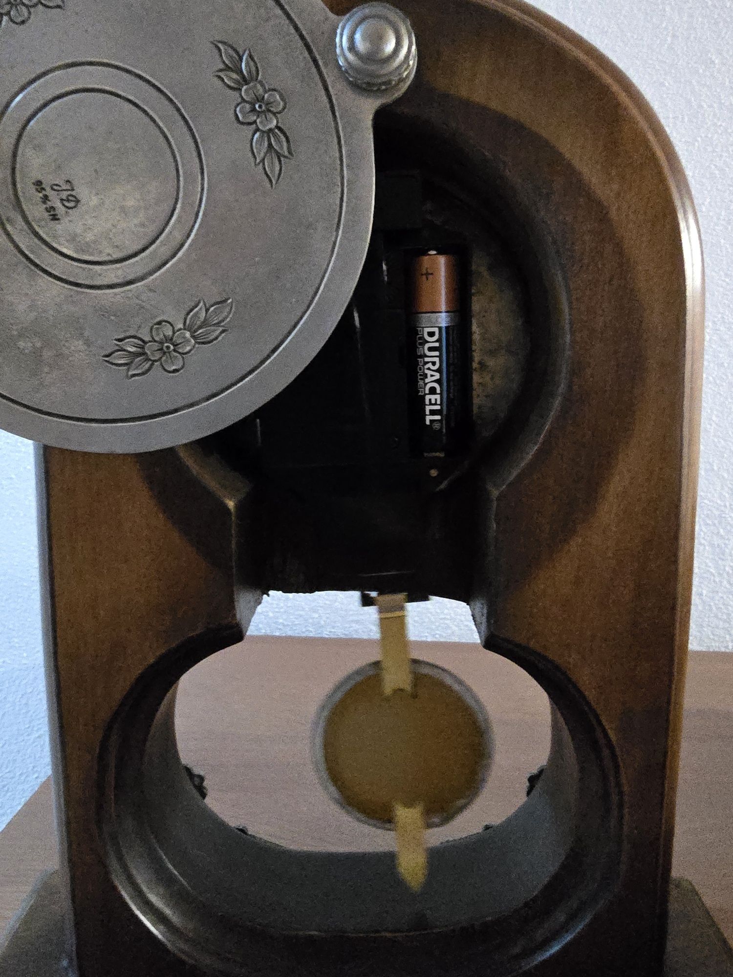 Relógio de Mesa em Madeira c/ Aplicações em estanho J.D.