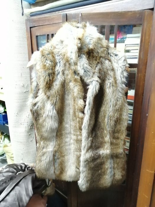 Colete em pele de tons acastanhados