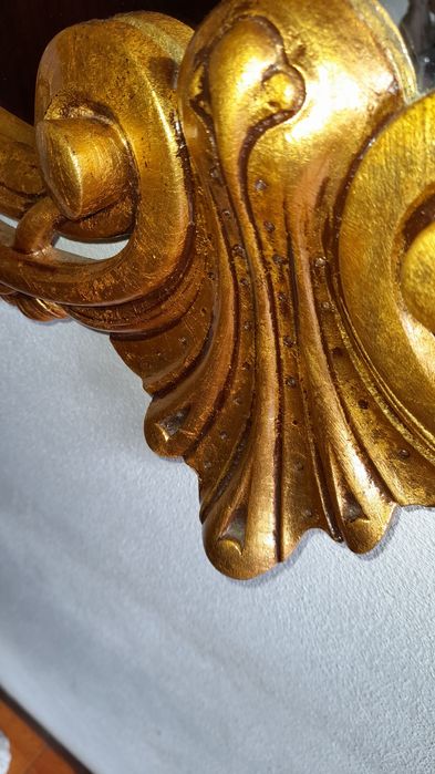 Moldura com acabamento folha de ouro