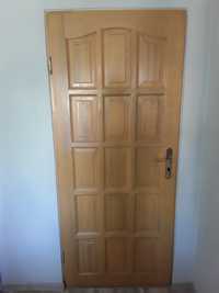 Drzwi drewniane z ościeżnicami