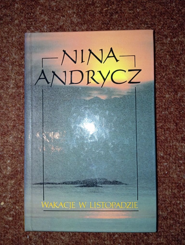 Wakacje w listopadzie - Nina Andrycz