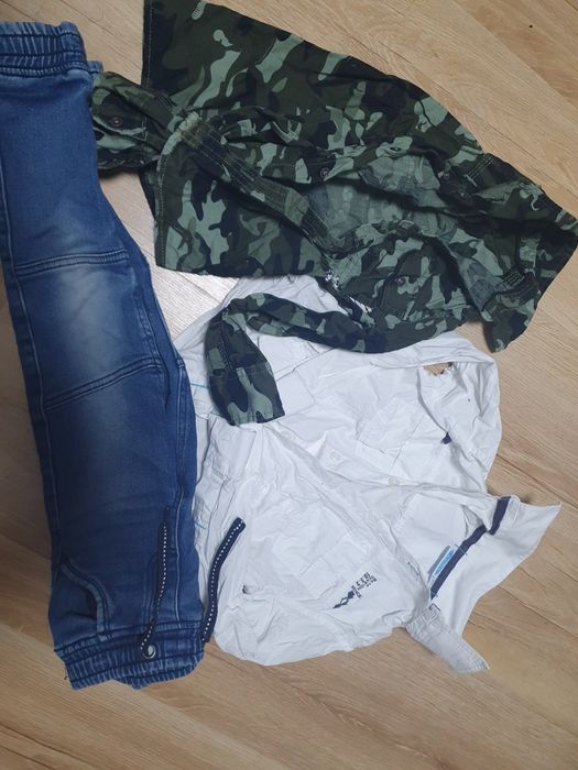 Ubrania dla chłopca koszula długi rękaw biała i moro 110 joggery 116