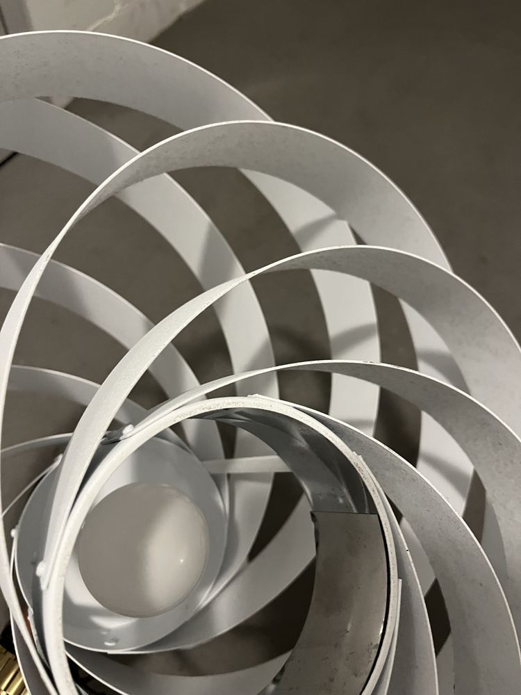 Lampa sufitowa zakrecona nowoczesne wzornnictwo spirale
