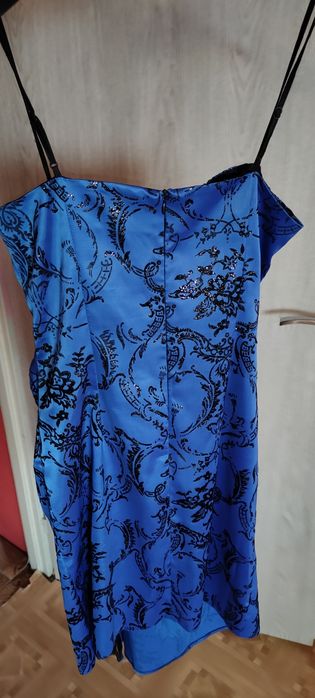 Śliczna chabrowa sukienka z brokatem