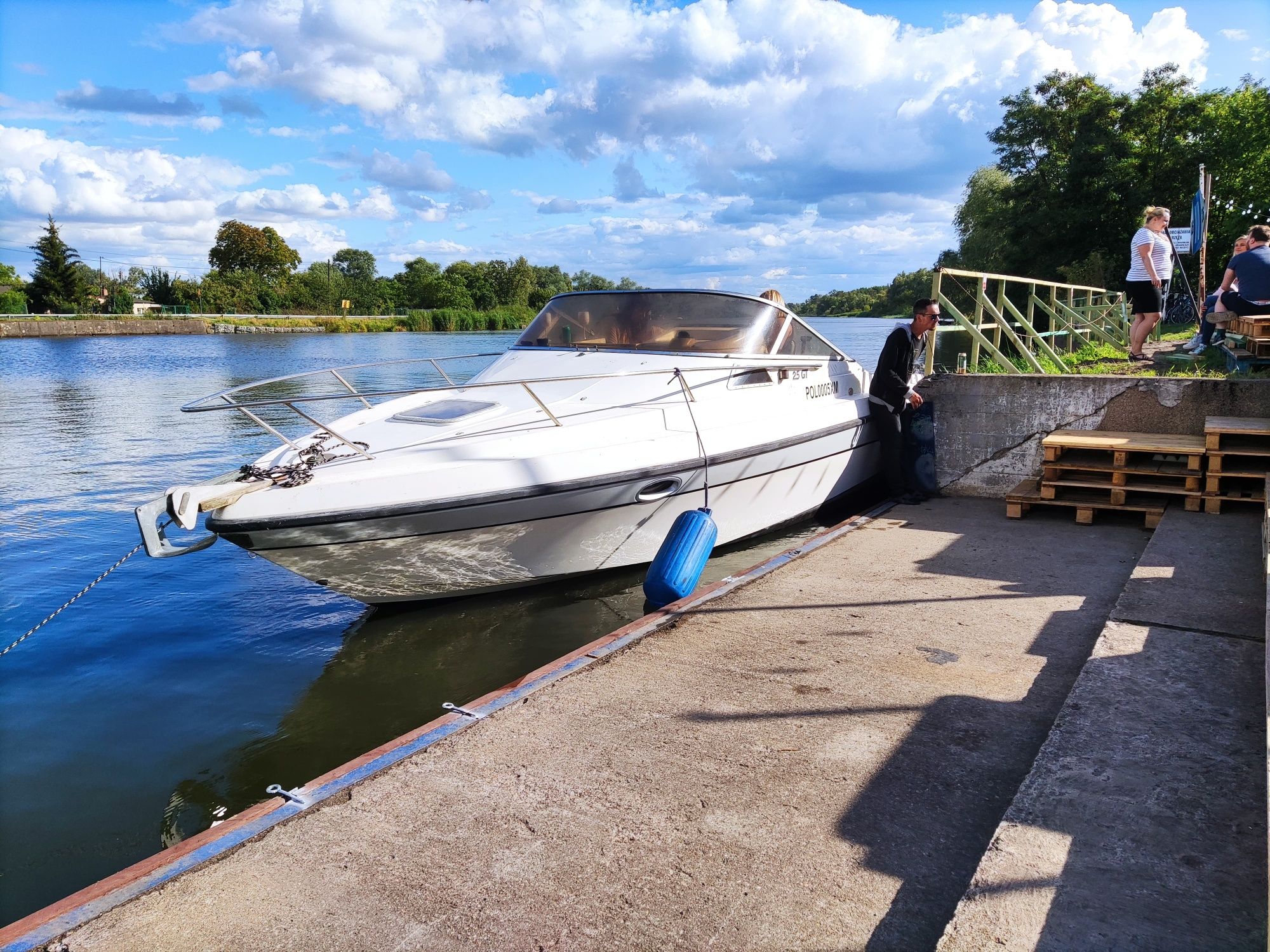 Łódź motorowa kabinowa 8.5m z silnikiem i przyczepą