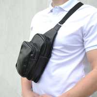 Качественная мужская сумка-слинг из натуральной кожи. Цвет: чёрный.