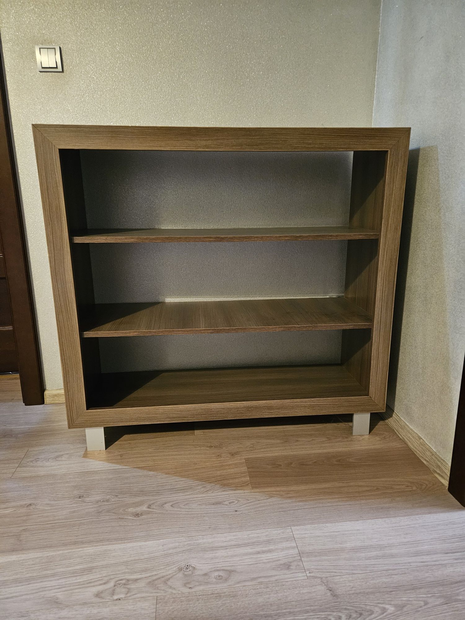 Regał na książki na nogach