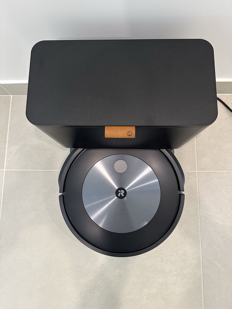 Aspirador iRobot Roomba j7+ c/ base p/ esvaziamento auto e mapeamento