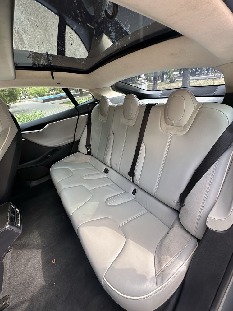 Продам Tesla Model S в отличном состоянии