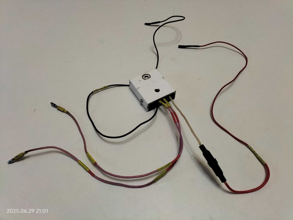 Реле - регулятор  випрямляч напруги для двигунів без генератора