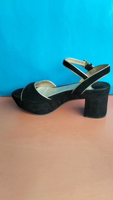 Sandálias de salto alto em pele genuína