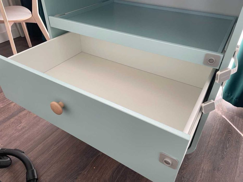 Zestaw IKEA MYLLRA – łóżeczko z materacem i komoda z przewijakiem