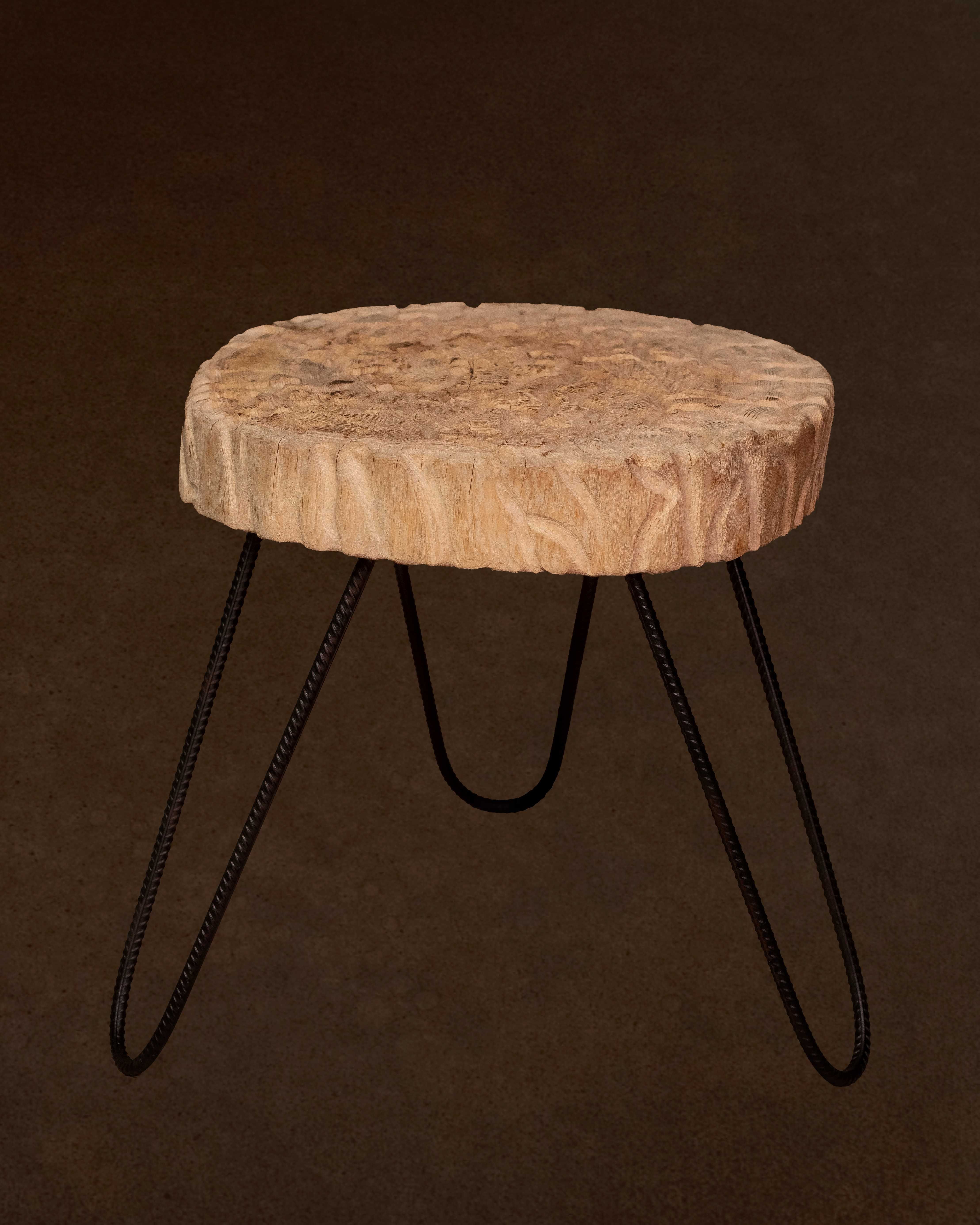 Drewniany stolik ze stalowymi nogami ręcznie robiony