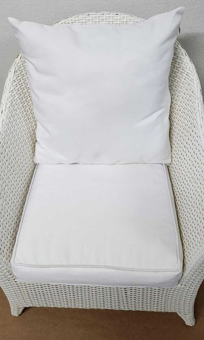 Poltrona em vime branca, usada em perfeito estado