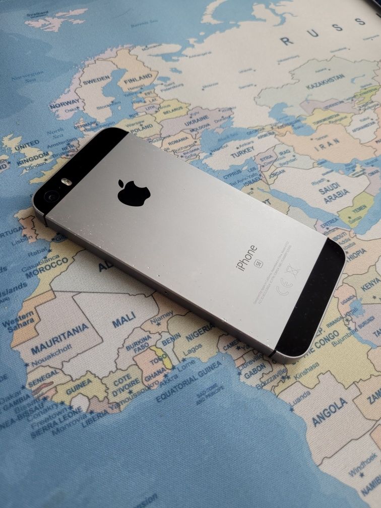 iPhone SE 32 GB Space Gray (A1723) + ładowarka, iOS 15.8.4