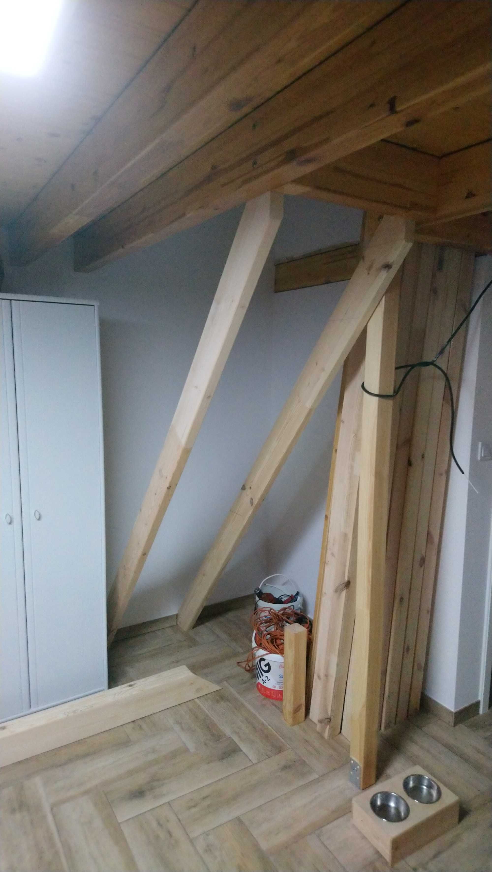 Schody drewniane dwubiegowe ze spocznikiem do domu letniskowego strych