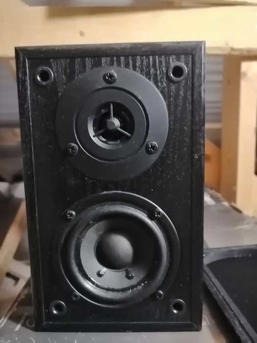 Głośniki satelitki Jamo z wieszkami