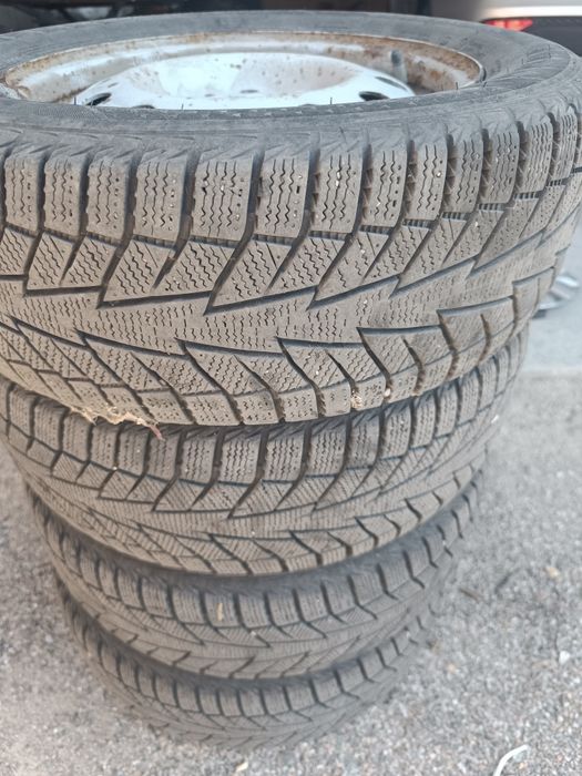 Комплект зимової резини Hankook с дисками майже нова r14 185*60