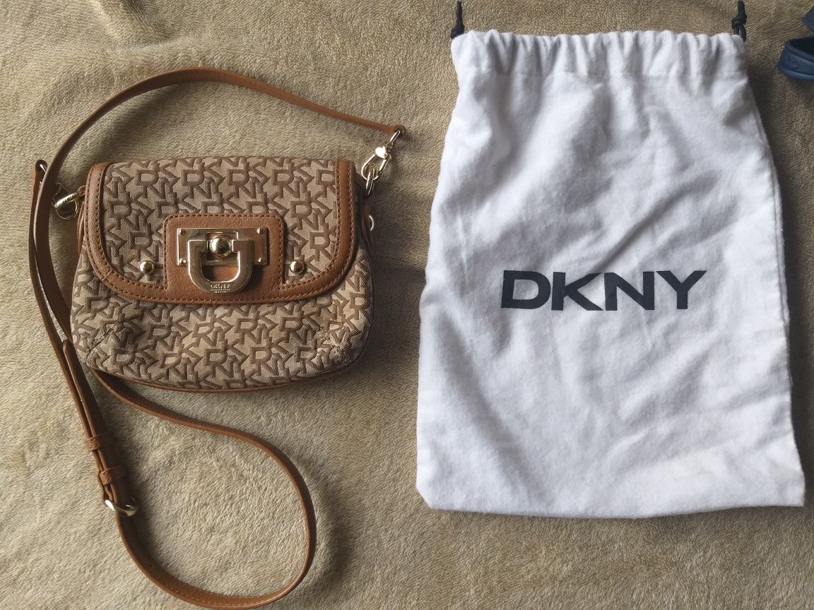 Mala toda em pele DKNY