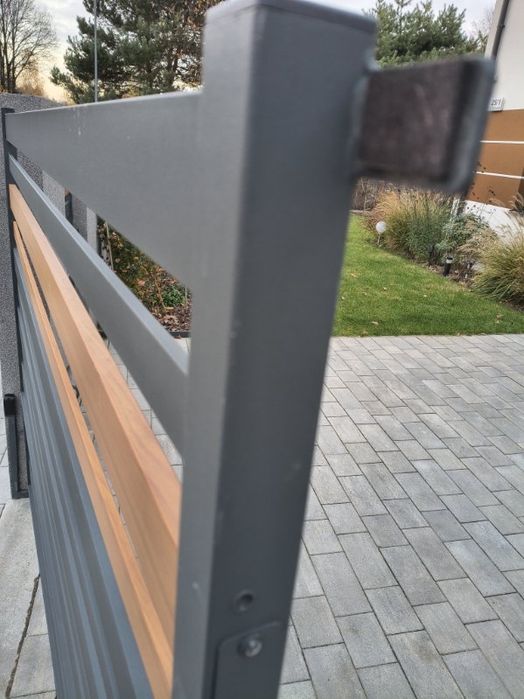 Brama wjazdowa w bardzo dobrym stanie