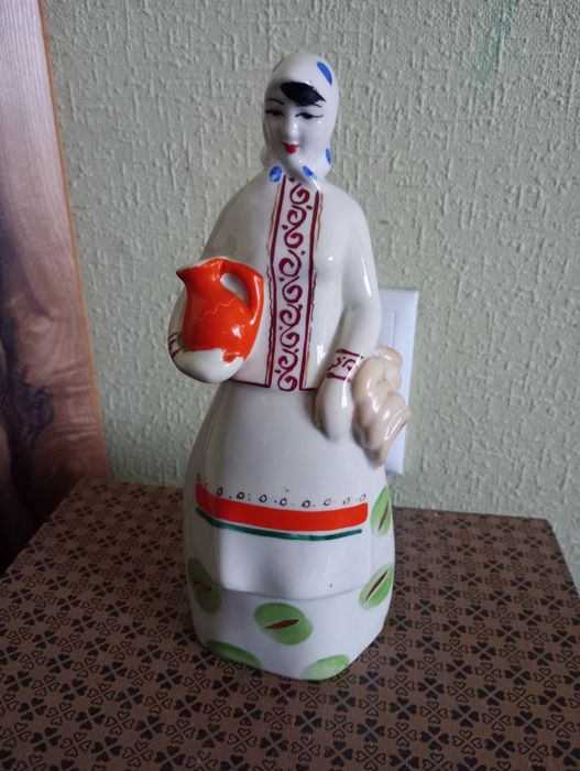 Статуэтка Барышня с баранками