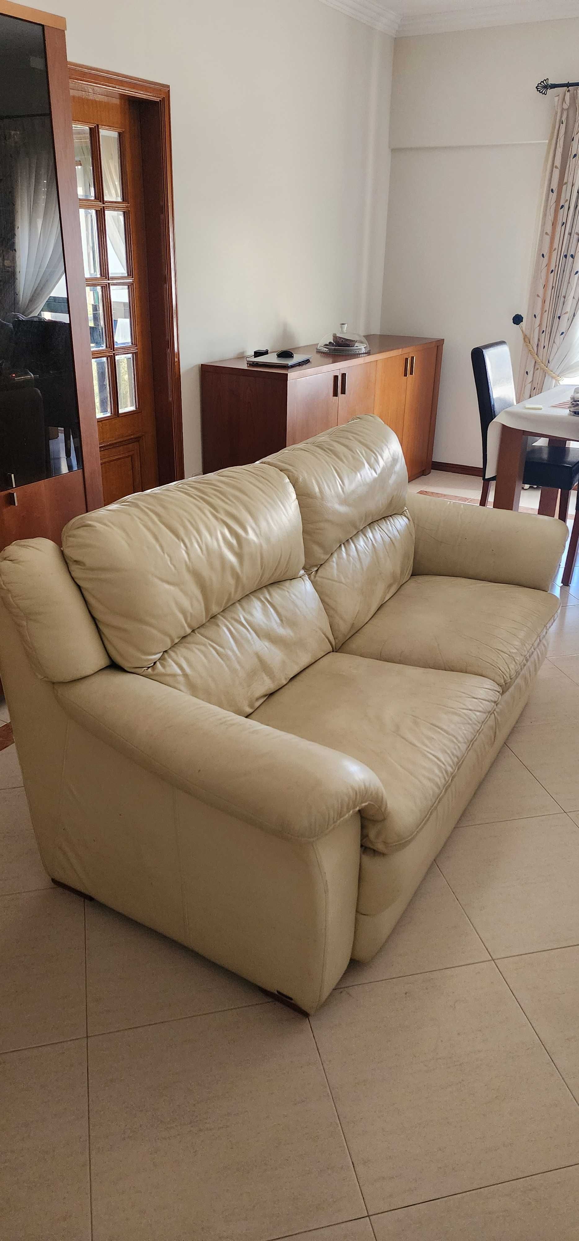 Sofá em pele (cor creme)