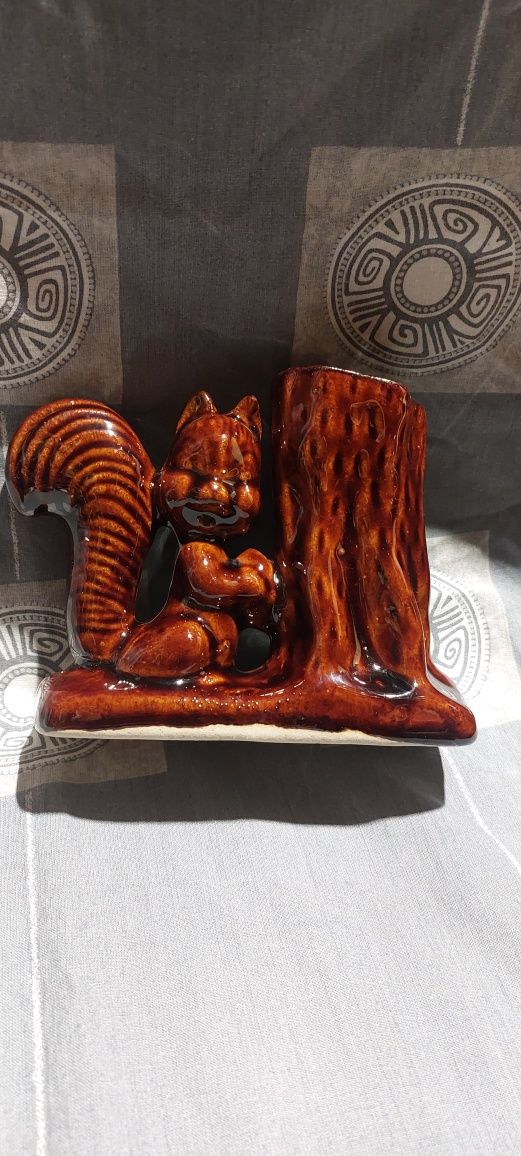 Figurka wiewiórki z porcelitu