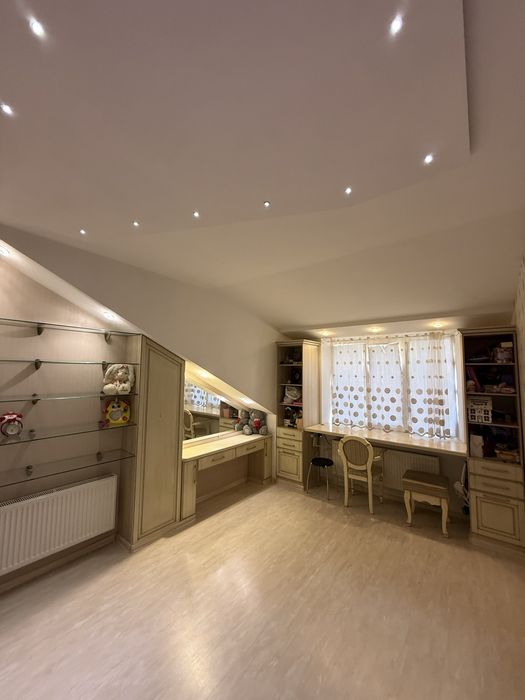 Продается двухуровневая квартира. Центр. Славянск.