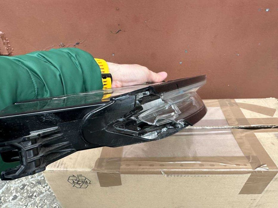 задний левый фонарь Porsche Taycan 9J1.945.207 битый