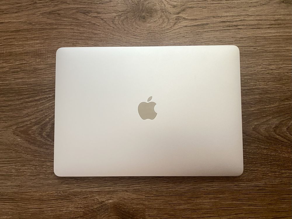 MacBook Pro M2, 8/256gb. Идеал!