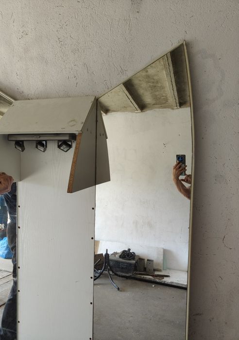 Lustro z półkami ze szkła