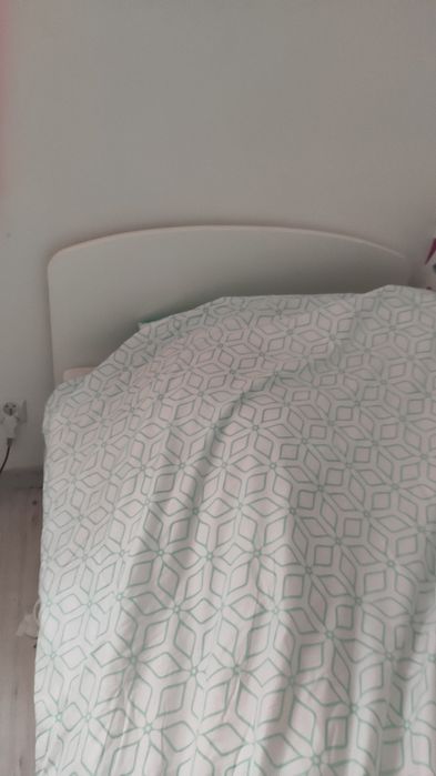 Białe łóżko z szufladą i materacem