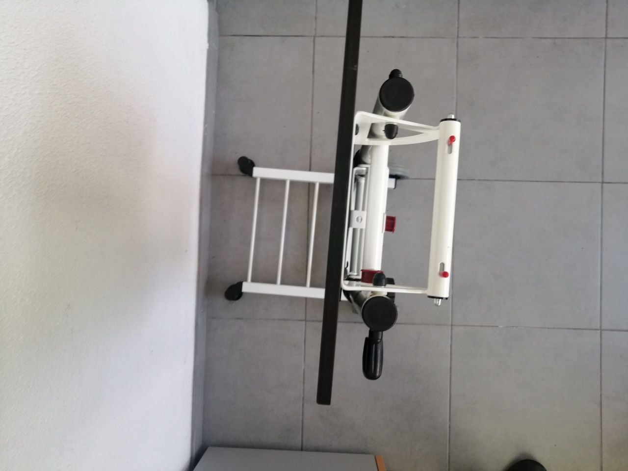 Mesa para PC e projetor ajustável
