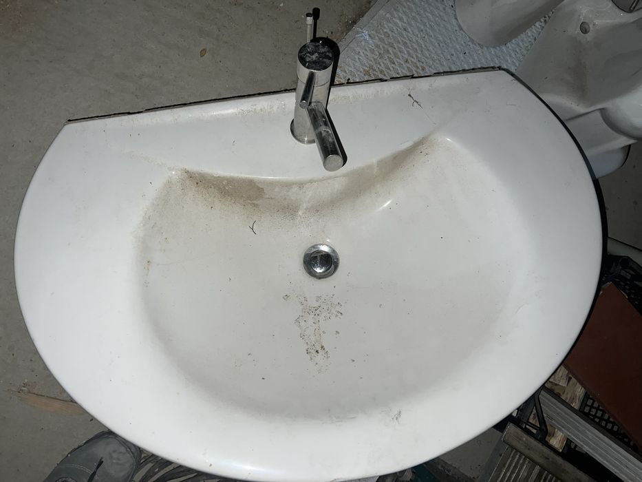 Umywalka łazienkowa wisząca wraz z baterią i obudową na syfon