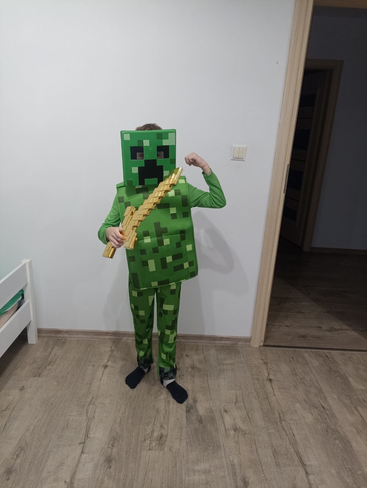 Strój przebranie Creeper Minecraft + złoty miecz.Rozmiar M na 7/8 lat.