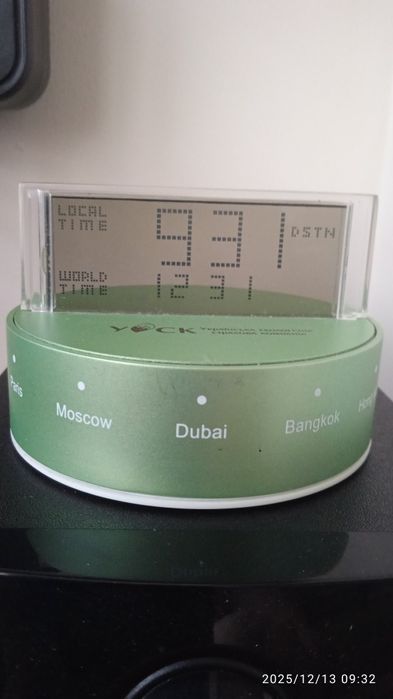 Продам оригинальные настольные электронные часы
