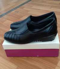 Весенне-осенние туфли фирмы "Pavers" Англия 38 полный размер