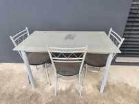 Mesa de ferro e tampo de vidro