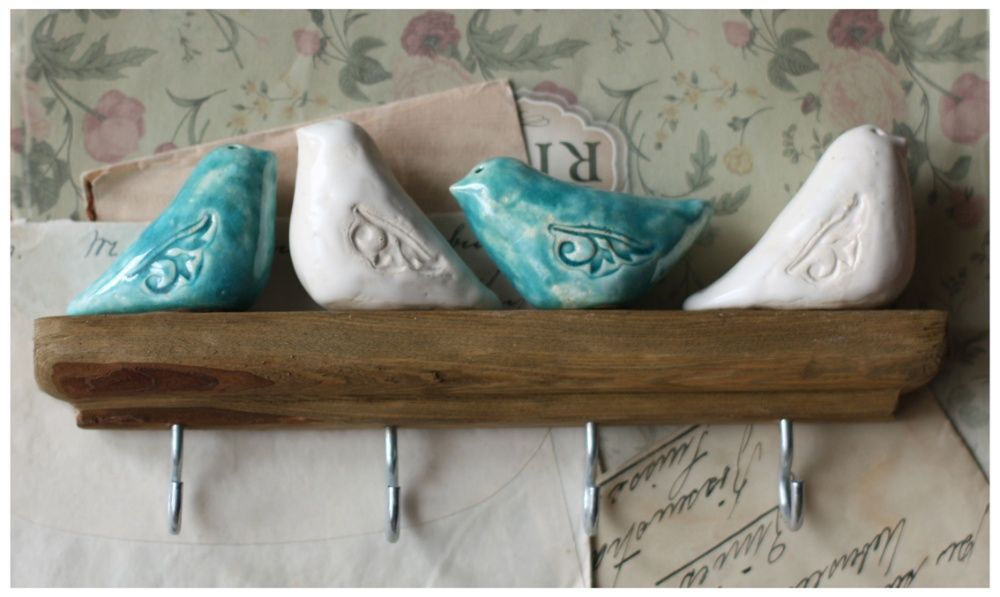 Wieszak w dwubarwne ptaki