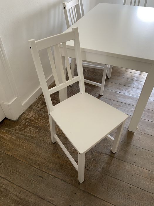 Conjunto mesa e 4 cadeiras