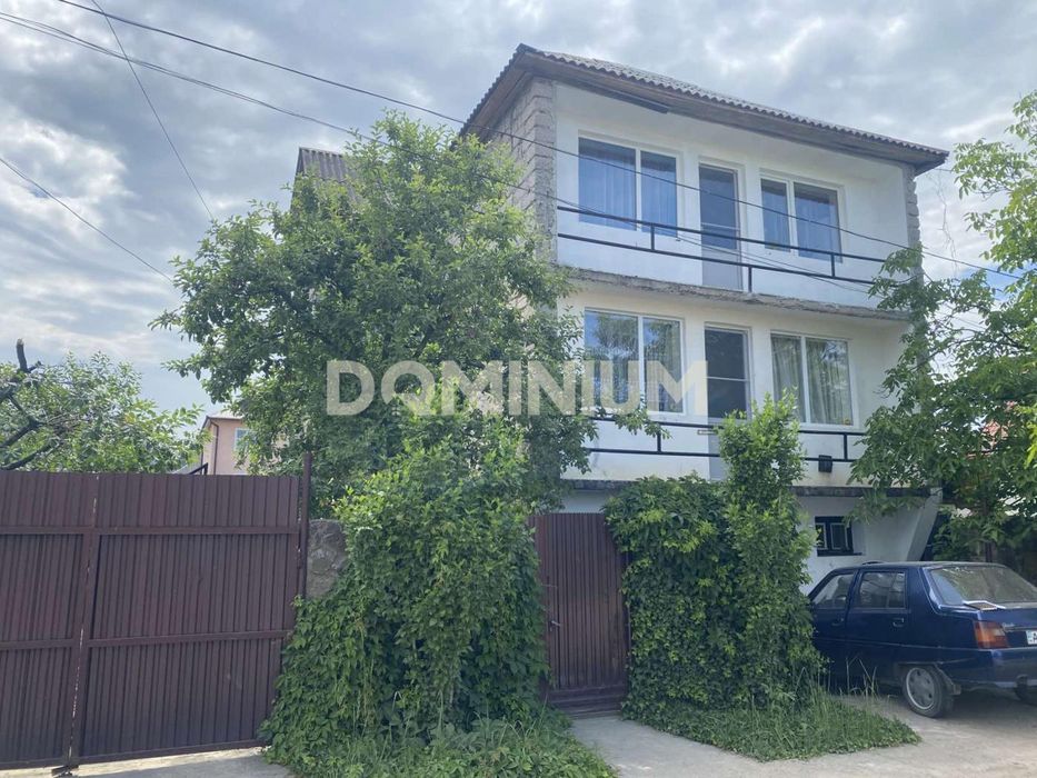 Продається будинок у м. Хуст