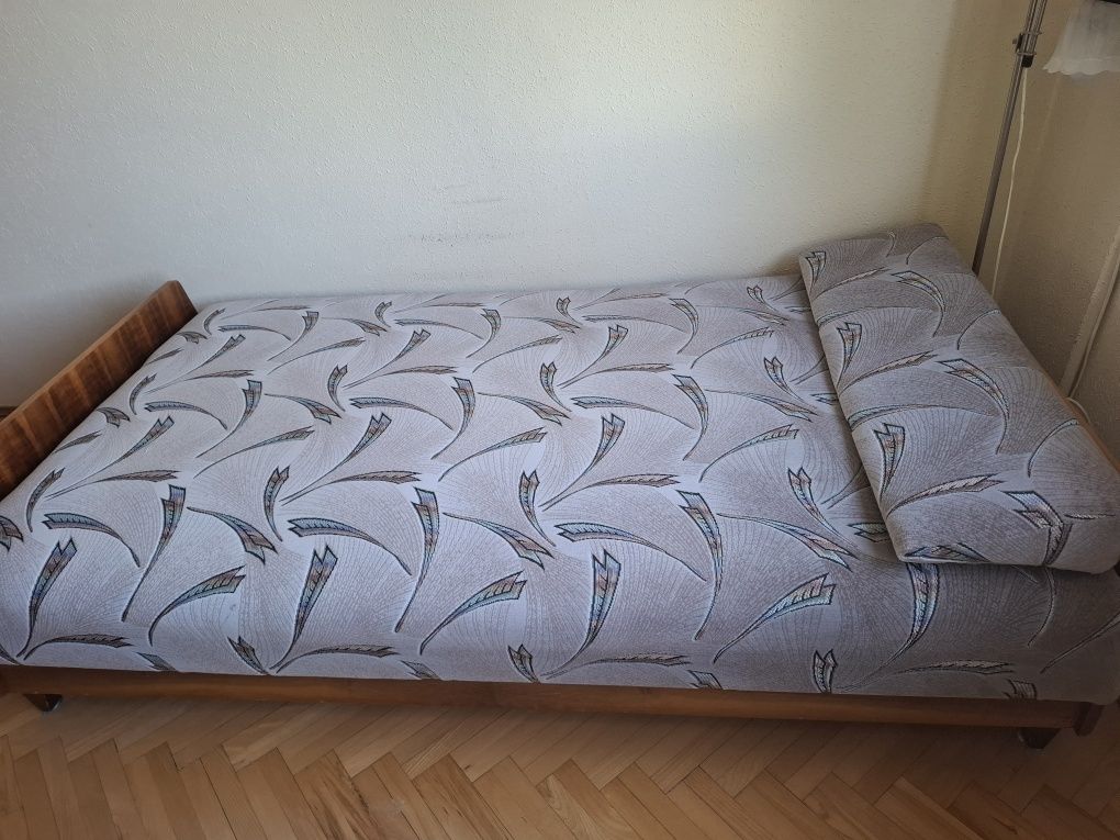 Tapczan z pojemnikiem na pościel